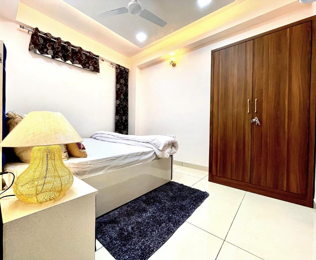 Airport Bliss Apartment+balcony & Netflix + Prime Apartment *