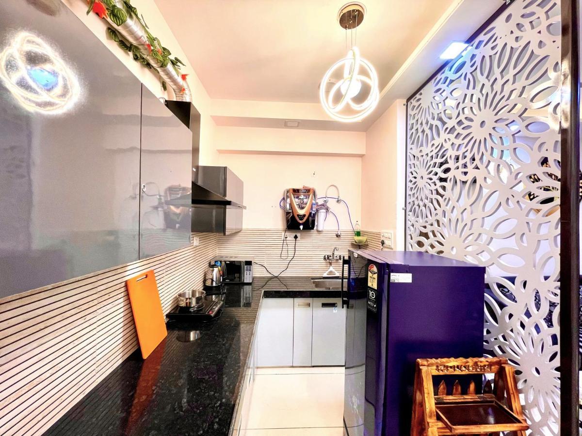 Airport Bliss Apartment+balcony & Netflix + Prime Apartment *