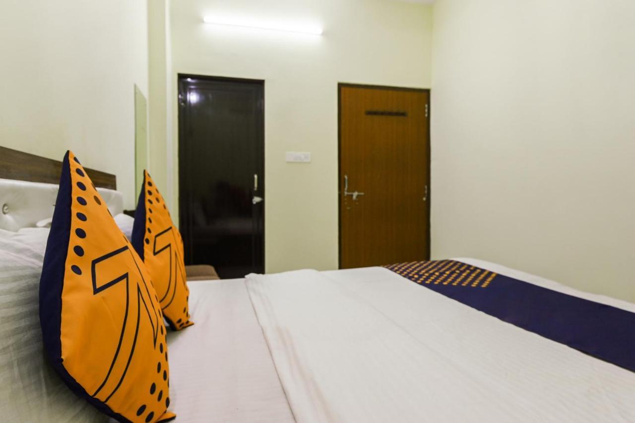 Spot On 76159 Siya Hotel 2*