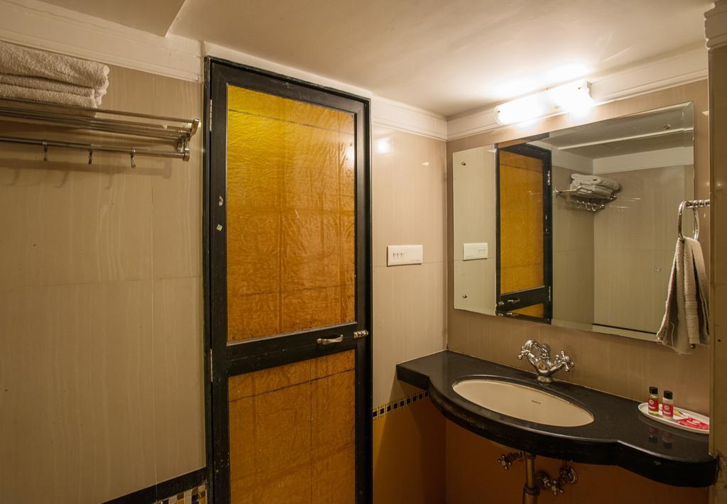 Hotel Oyo Lal Kothi Shopping Center