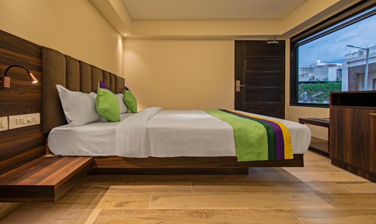 Treebo Pink Grand Hotel 3*