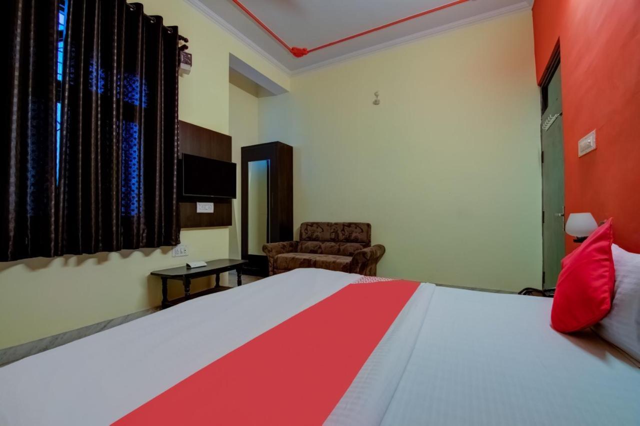 Oyo Malhotra 3*