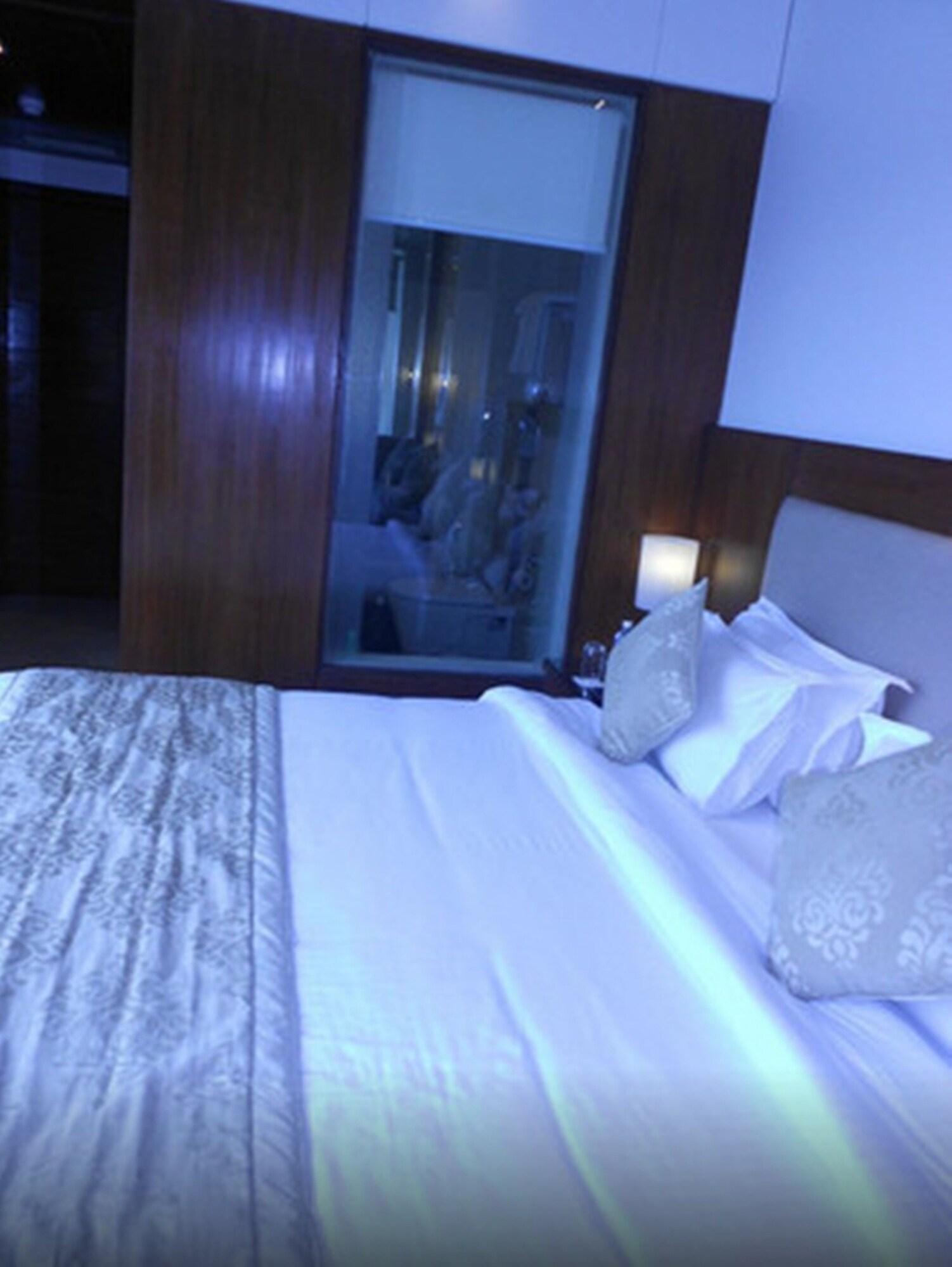 Hotel Regenta Jal Mahal, 4*