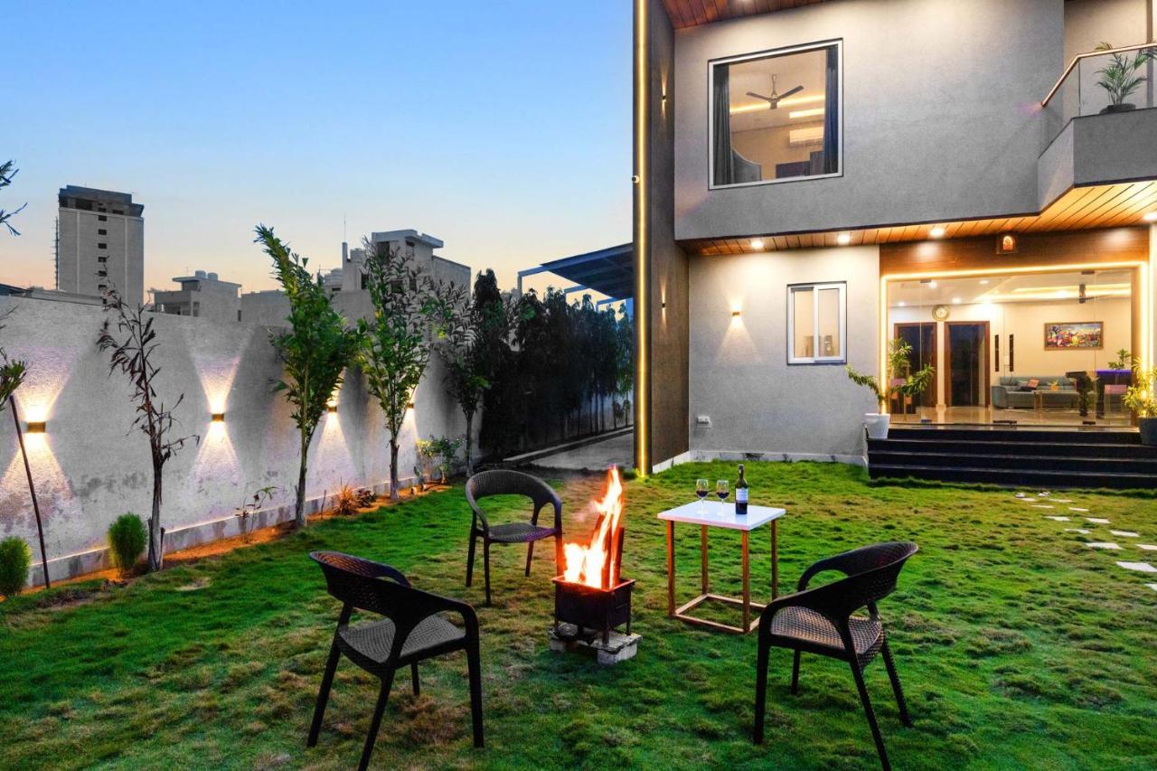Stayvista's The Rose Gold - City-center With Private Pool, Games & Kids Zone *