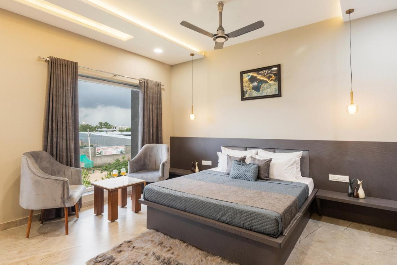 Stayvista's The Rose Gold - City-center With Private Pool, Games & Kids Zone