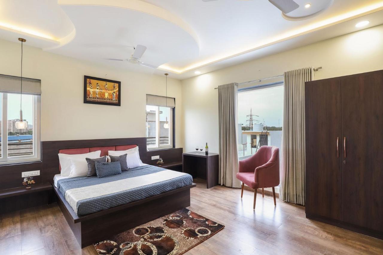 Villa Stayvista's The Rose Gold - City-center With Private Pool, Games & Kids Zone
