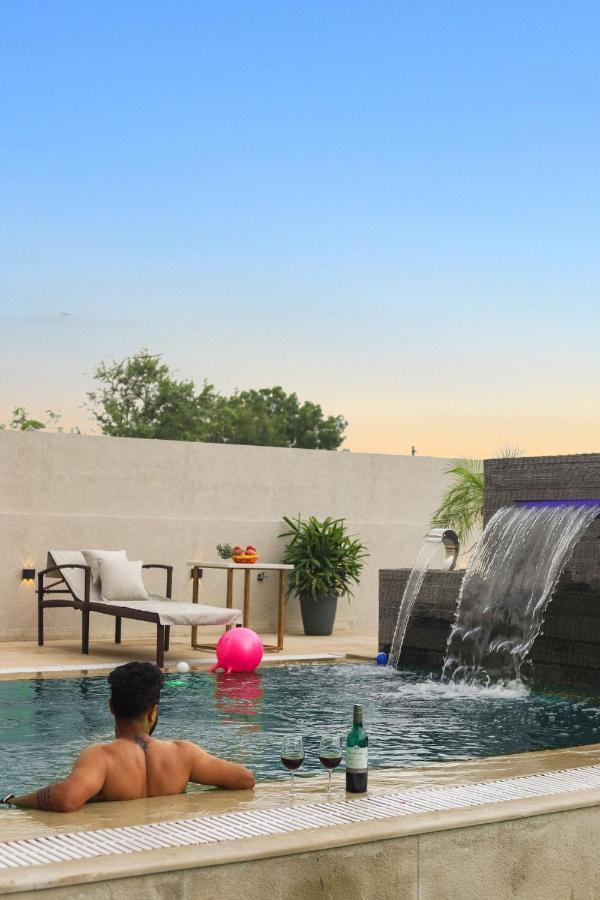 Stayvista's The Rose Gold - City-center With Private Pool, Games & Kids Zone *