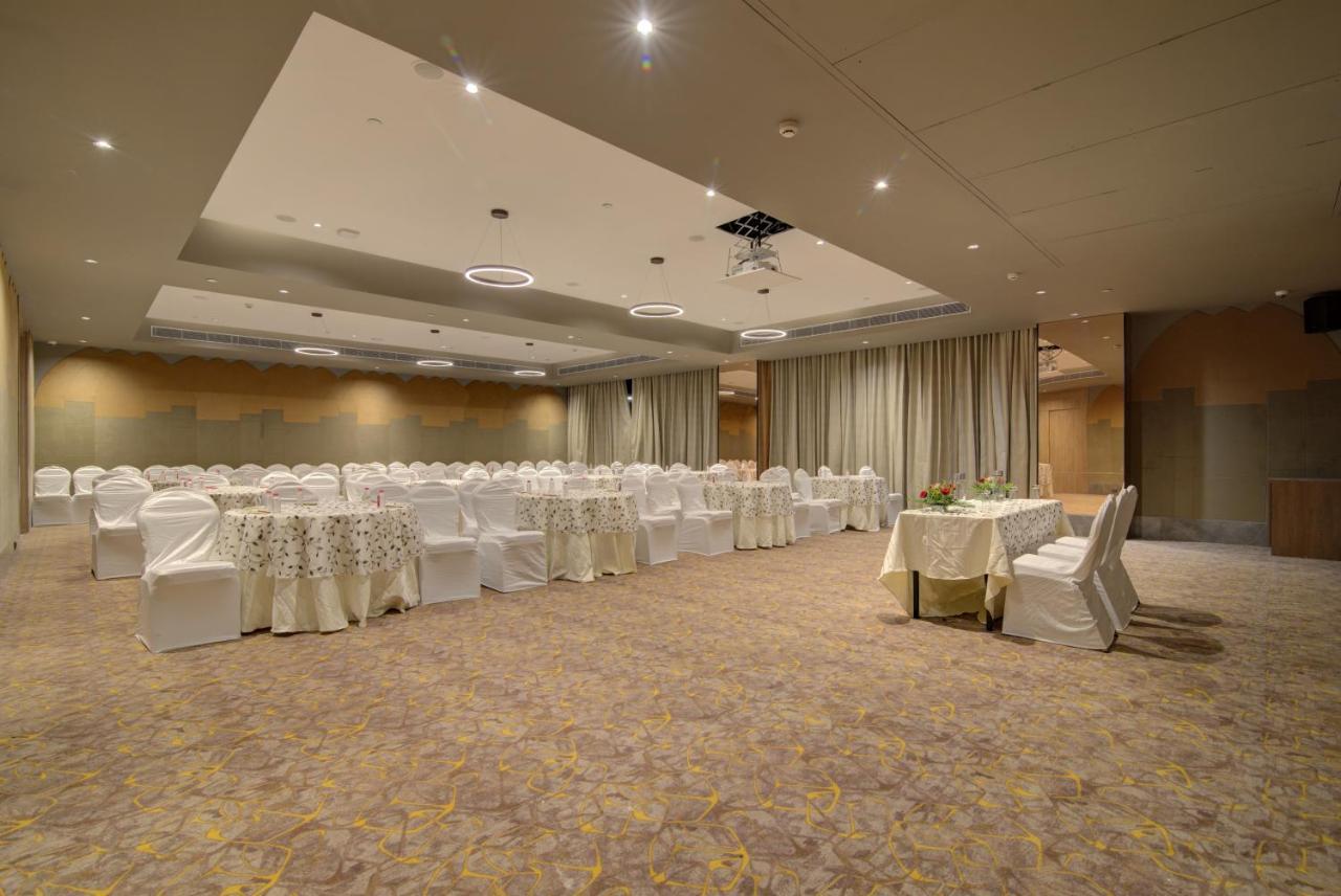 7 Apple Pratap Nagar, Hotel