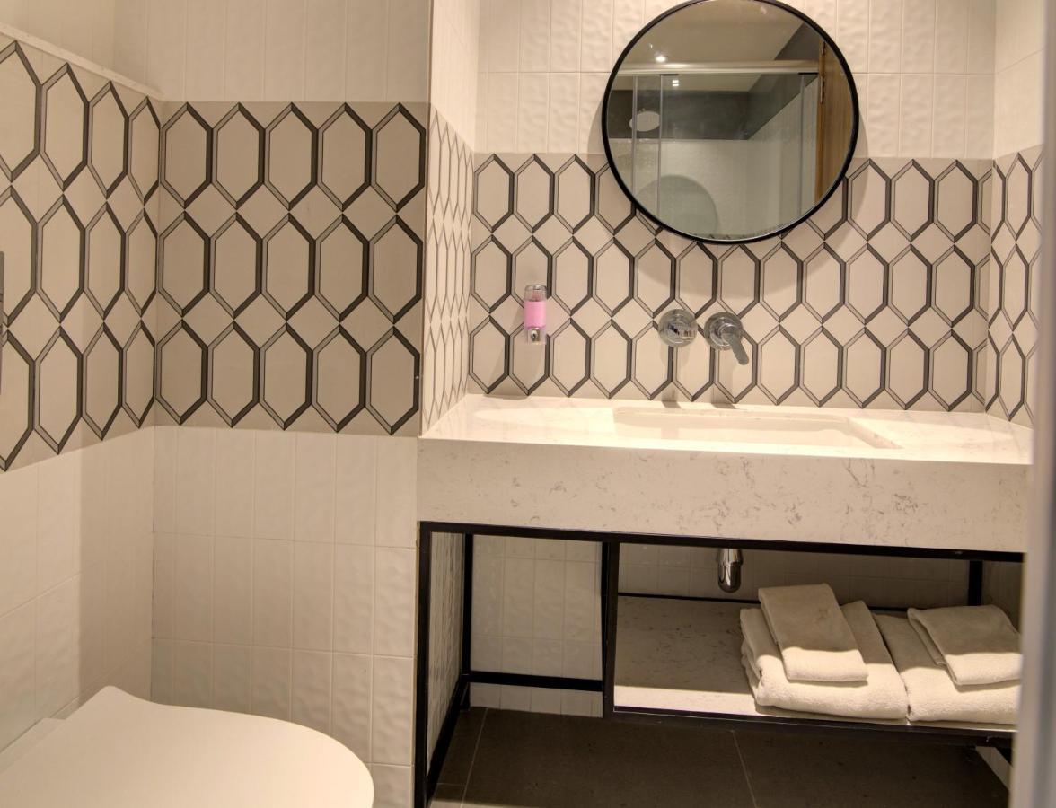 7 Apple Pratap Nagar, Hotel