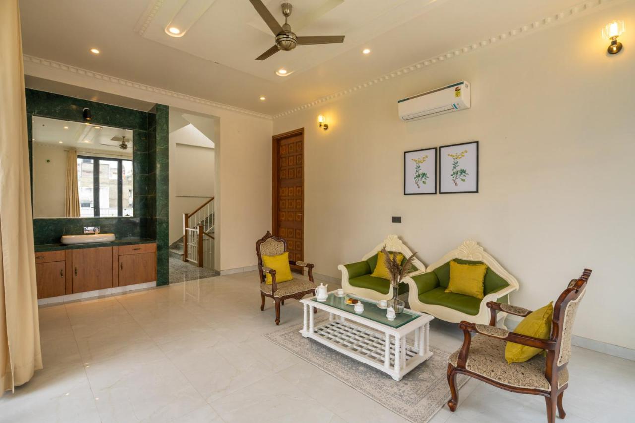 Stayvista's The Tree House - City-center With Outdoor Pool, Spacious Balconies & Vast Lawn * Jaipur