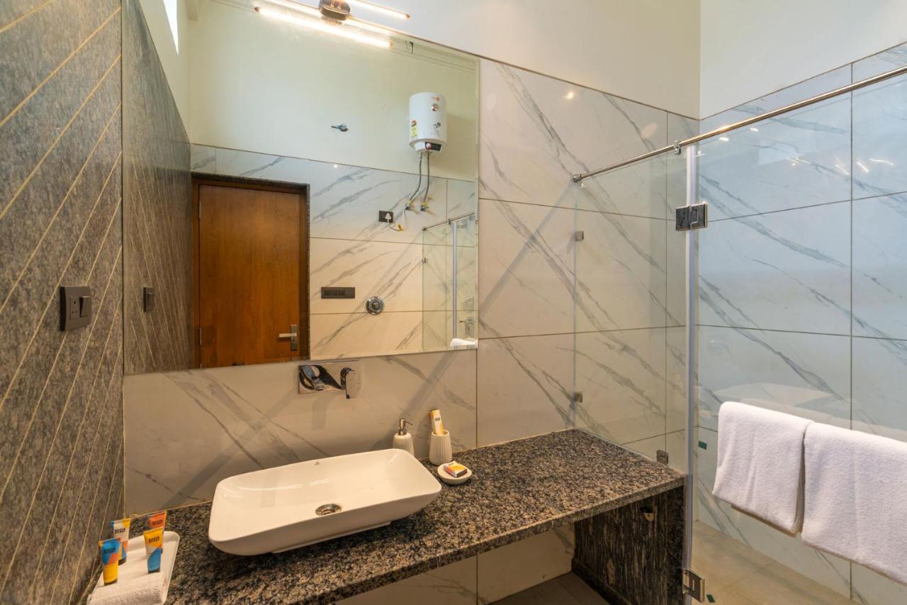 Stayvista's The Tree House - City-center With Outdoor Pool, Spacious Balconies & Vast Lawn *