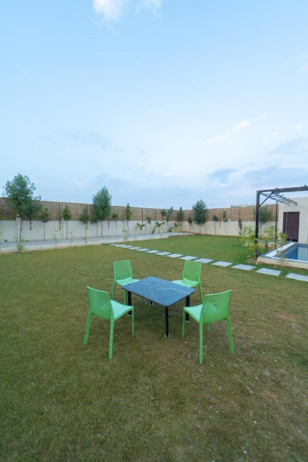 800 Yards Farmhouse