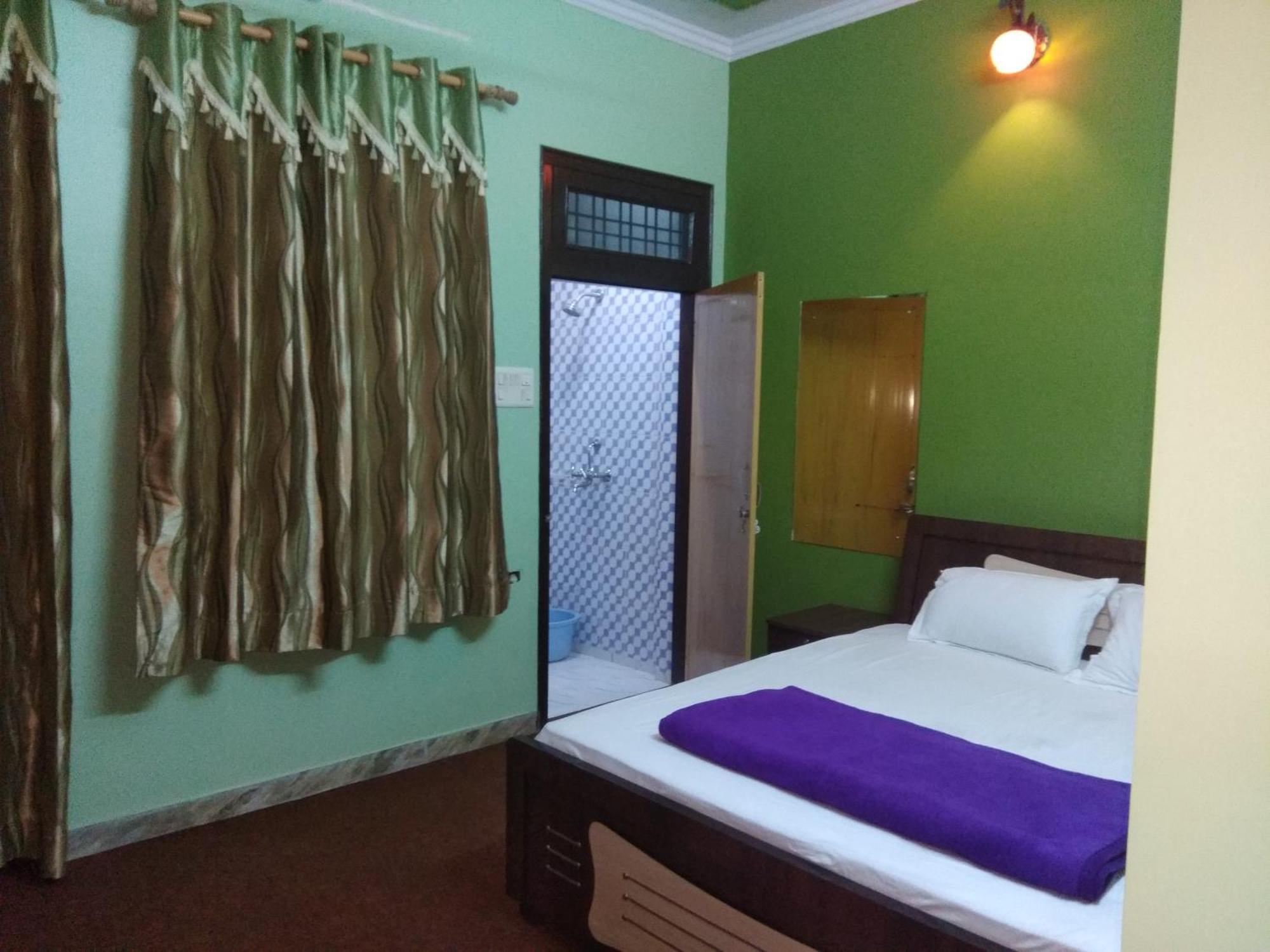 Hotel Zamarrud Palace
