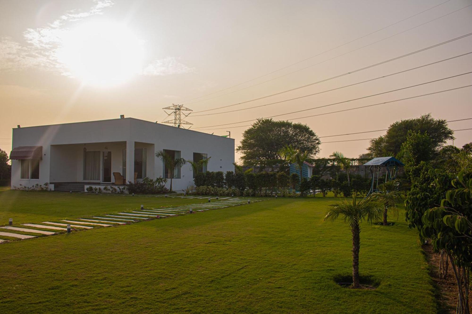The Peace- A Luxury Private Pool Farm stay *