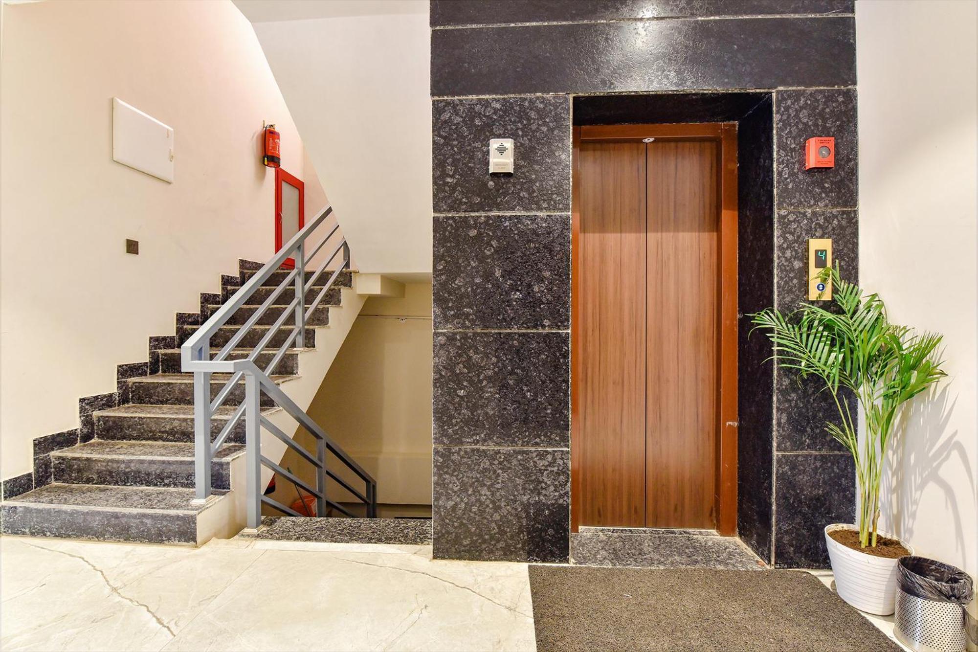 Hotel Fabhotel Pravaasam Residency