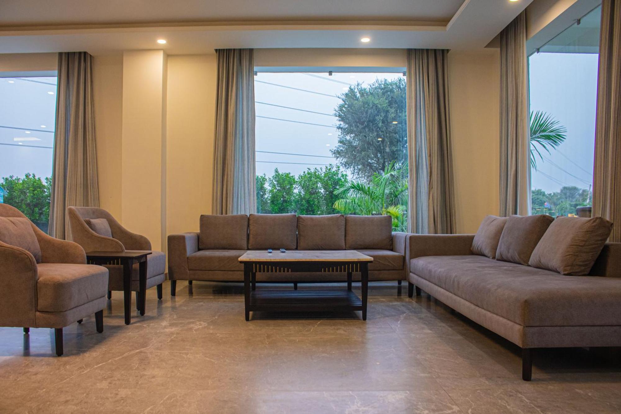 The Peace- A Luxury Private Pool Farm stay Jaipur