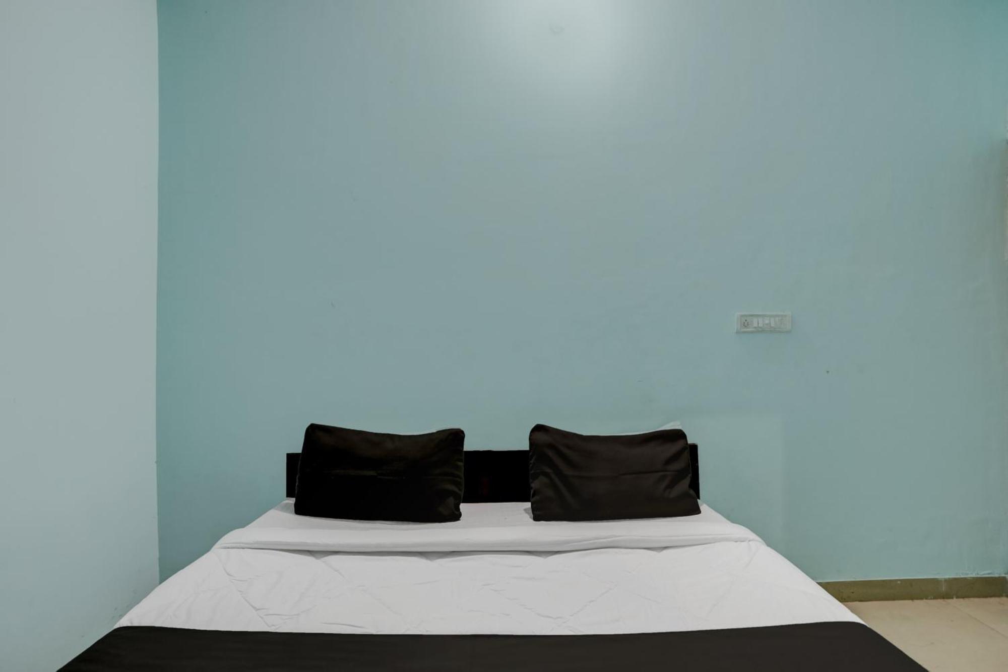 Oyo Shyam & Restaurant 3*