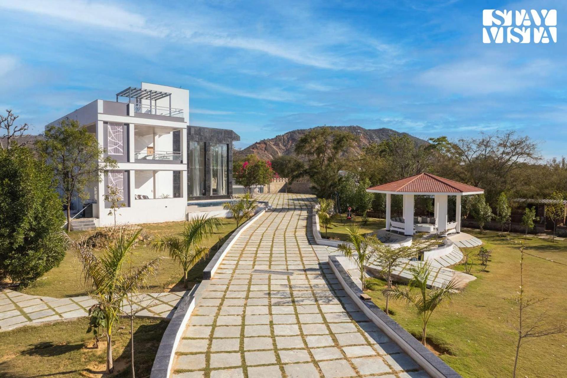 Villa Stayvista's Avadh Vatika - Mountain-view With Outdoor Pool, Lawn Featuring A Gazebo & Bar