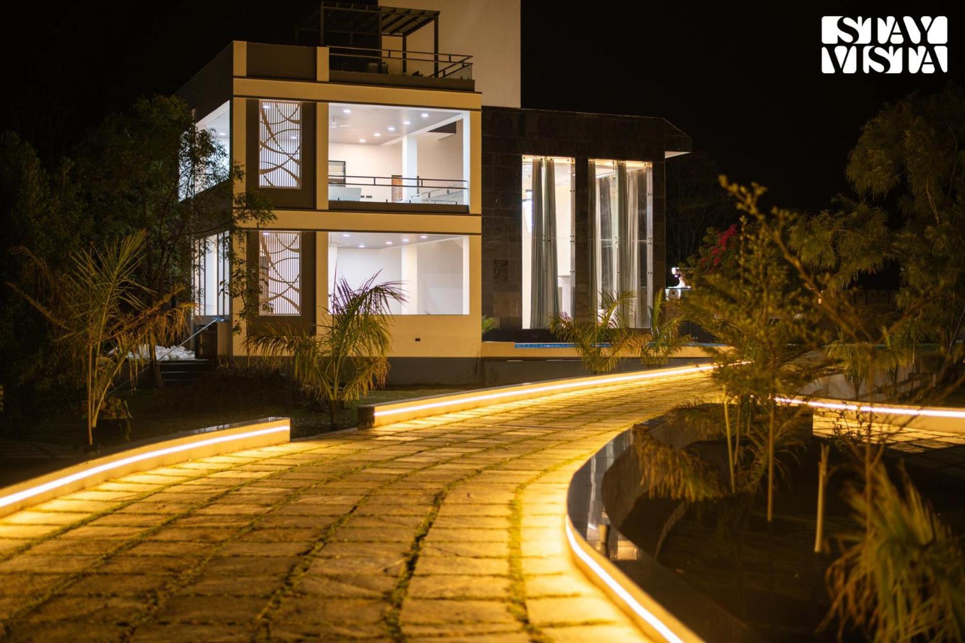 Stayvista's Avadh Vatika - Mountain-view With Outdoor Pool, Lawn Featuring A Gazebo & Bar
