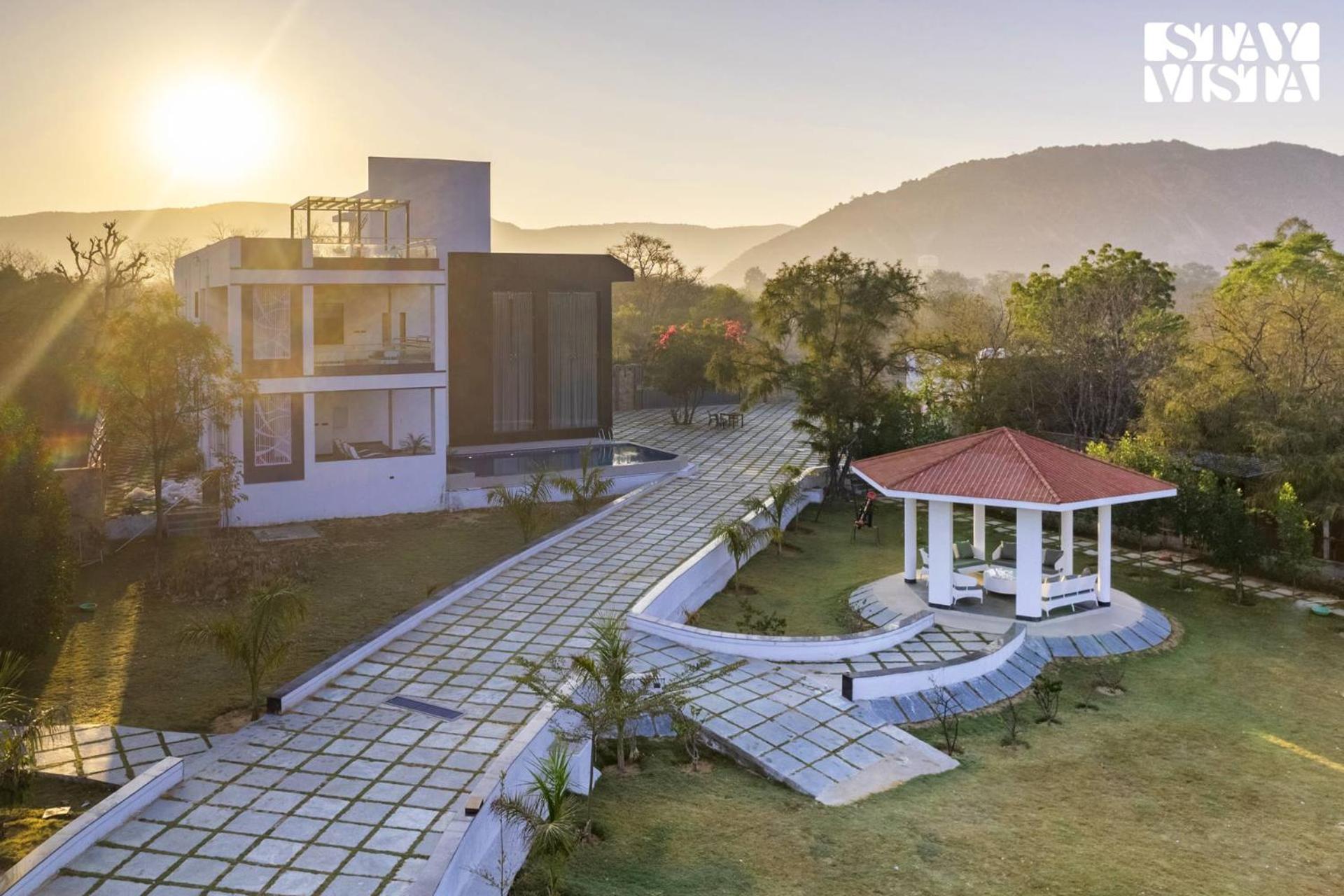 Stayvista's Avadh Vatika - Mountain-view With Outdoor Pool, Lawn Featuring A Gazebo & Bar *