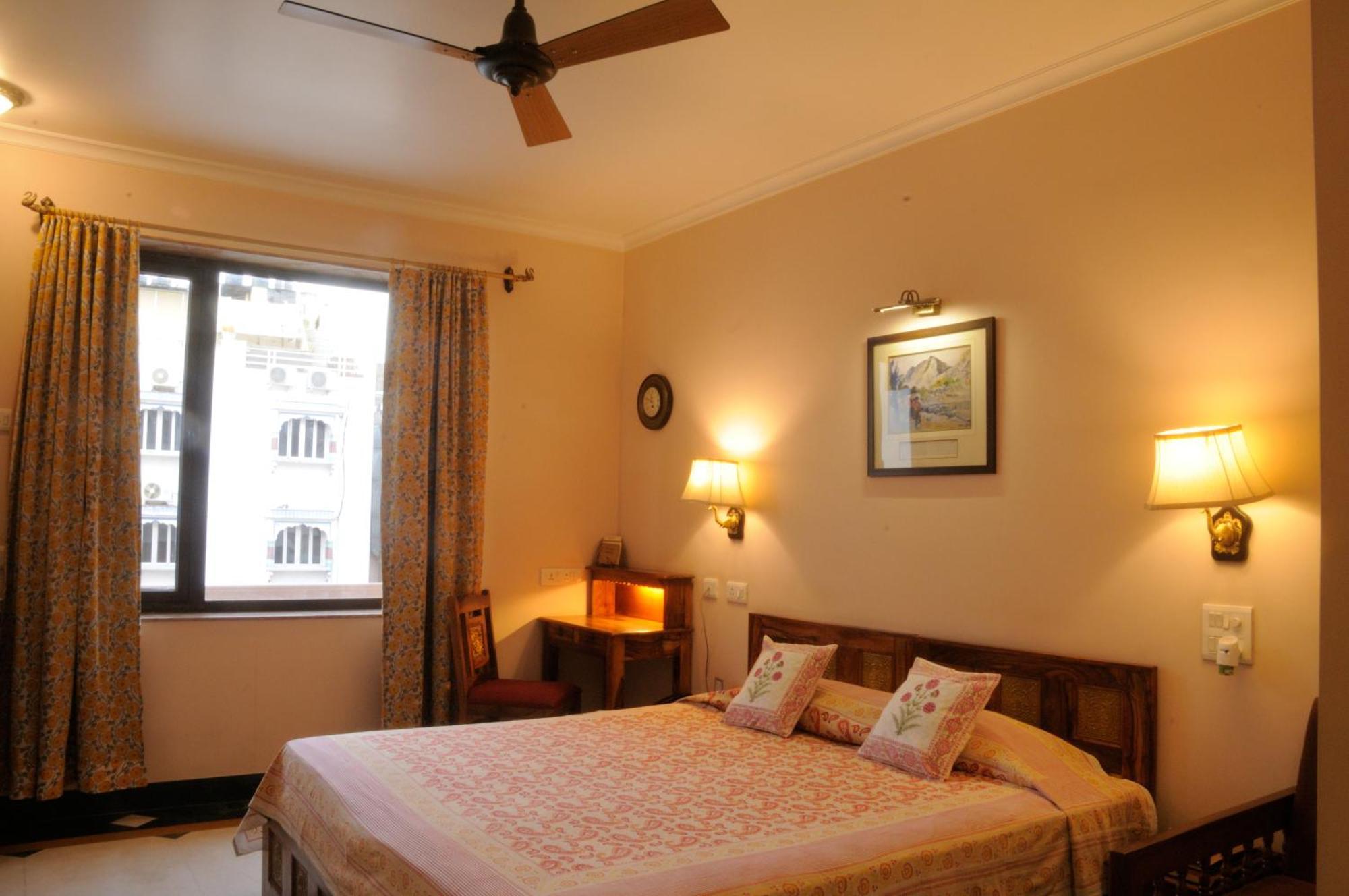 Arya Niwas Hotel