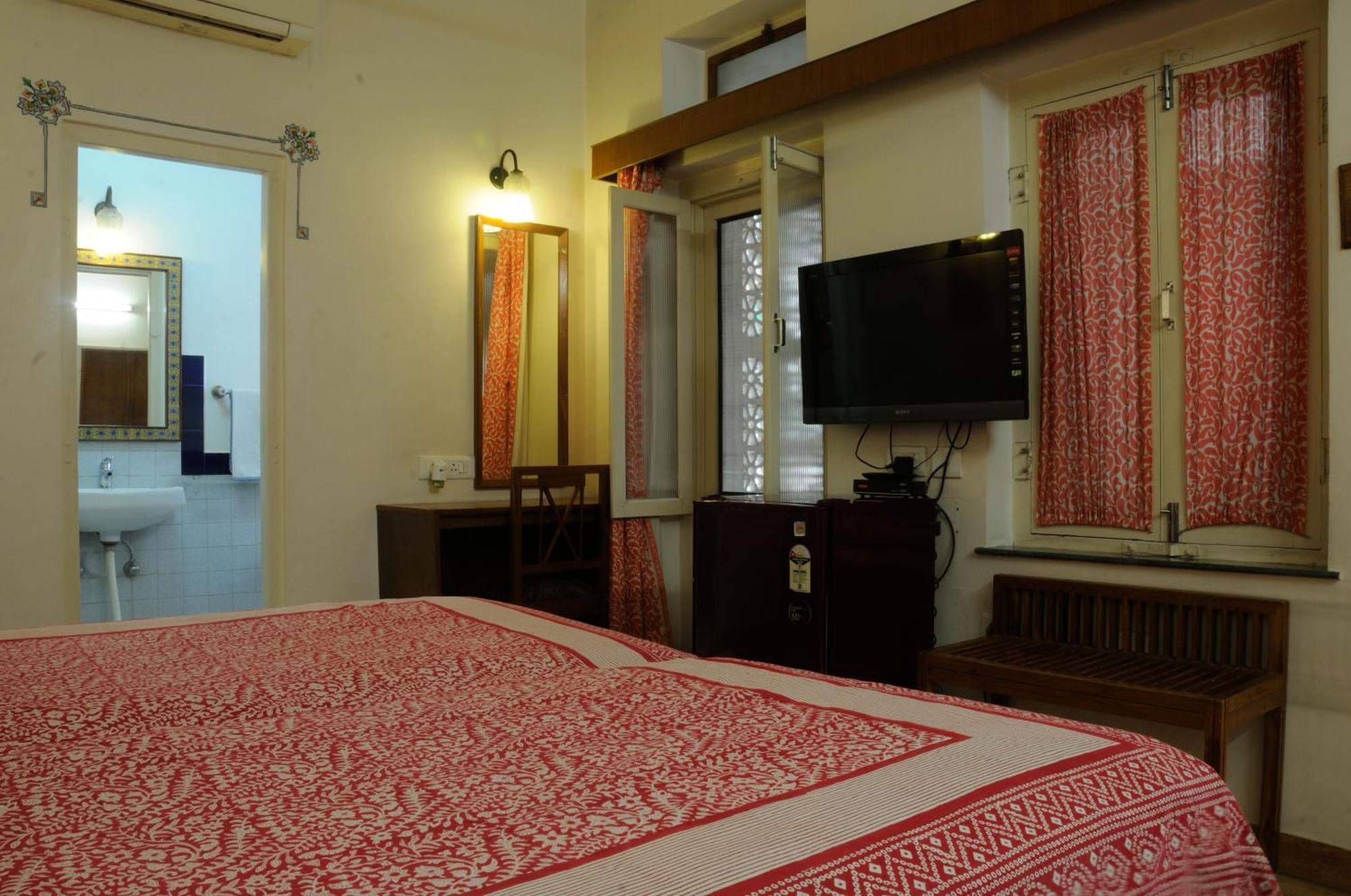Arya Niwas Hotel