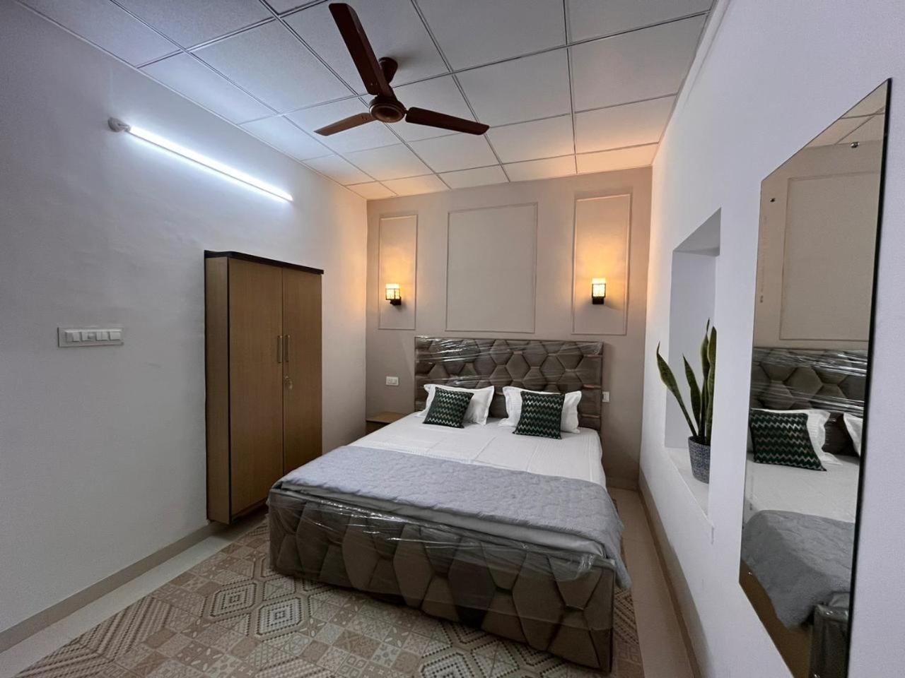 Wayside 13 * Jaipur