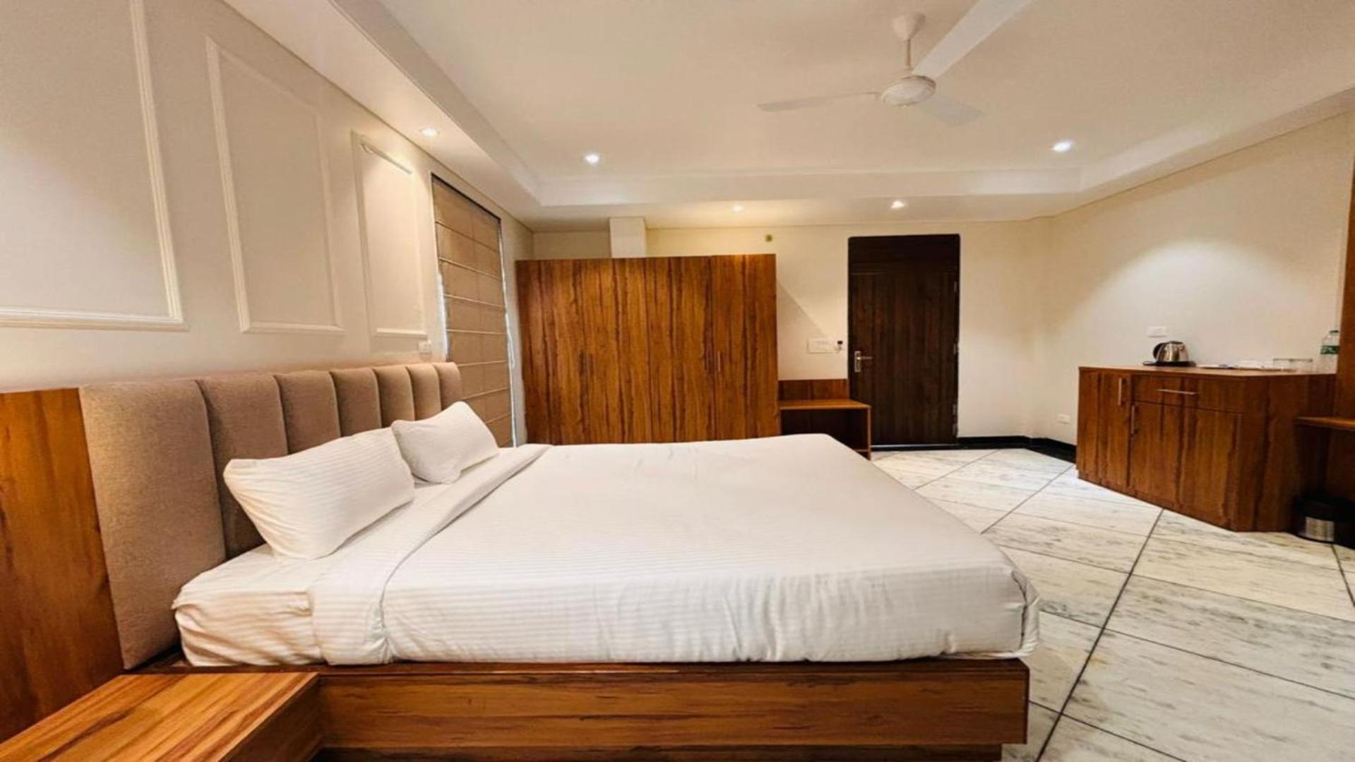 Saaj Mansion 3*