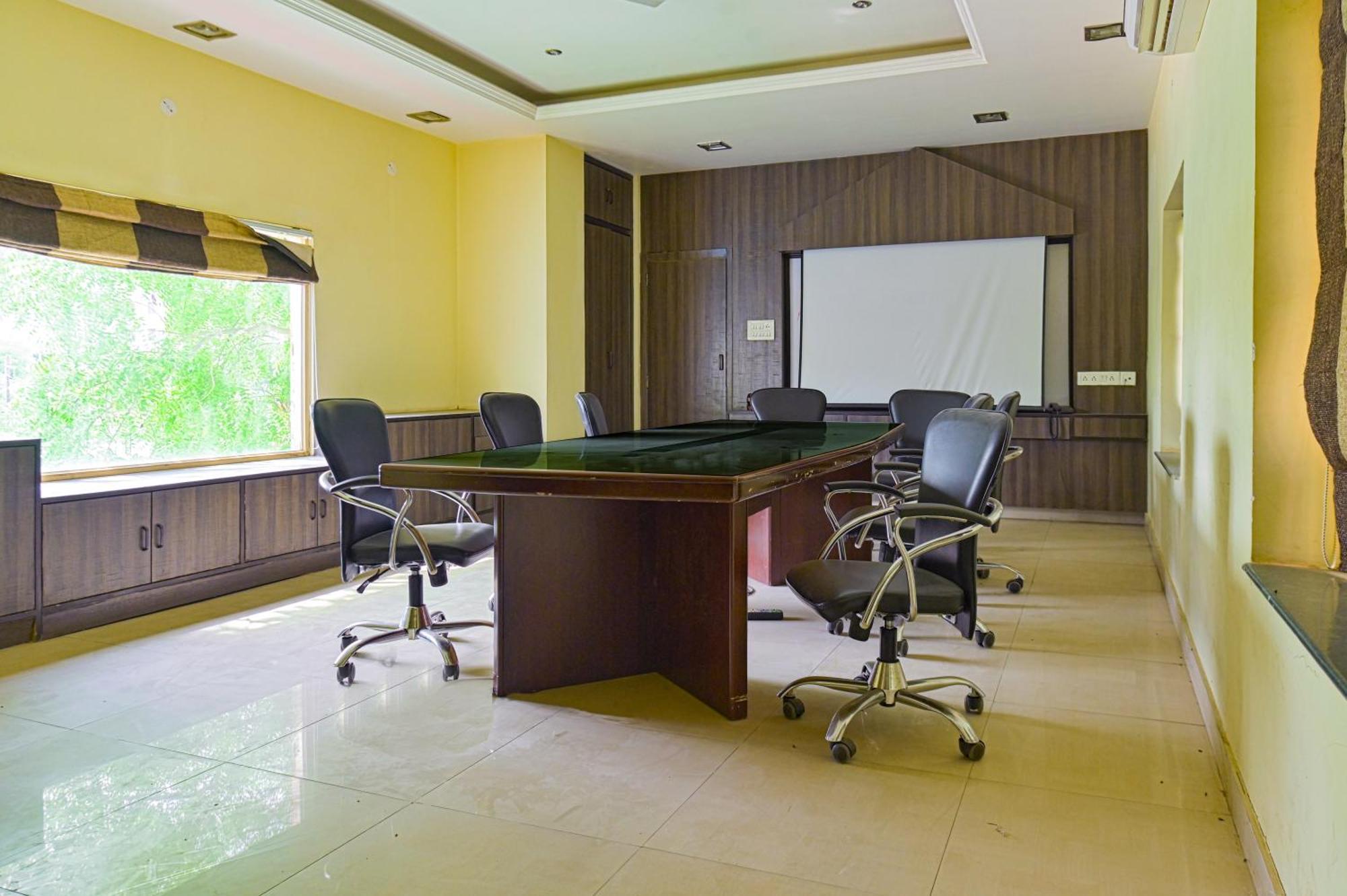 Resort The Byke Grassfield With Outdoor Pool, Shyam Nagar,