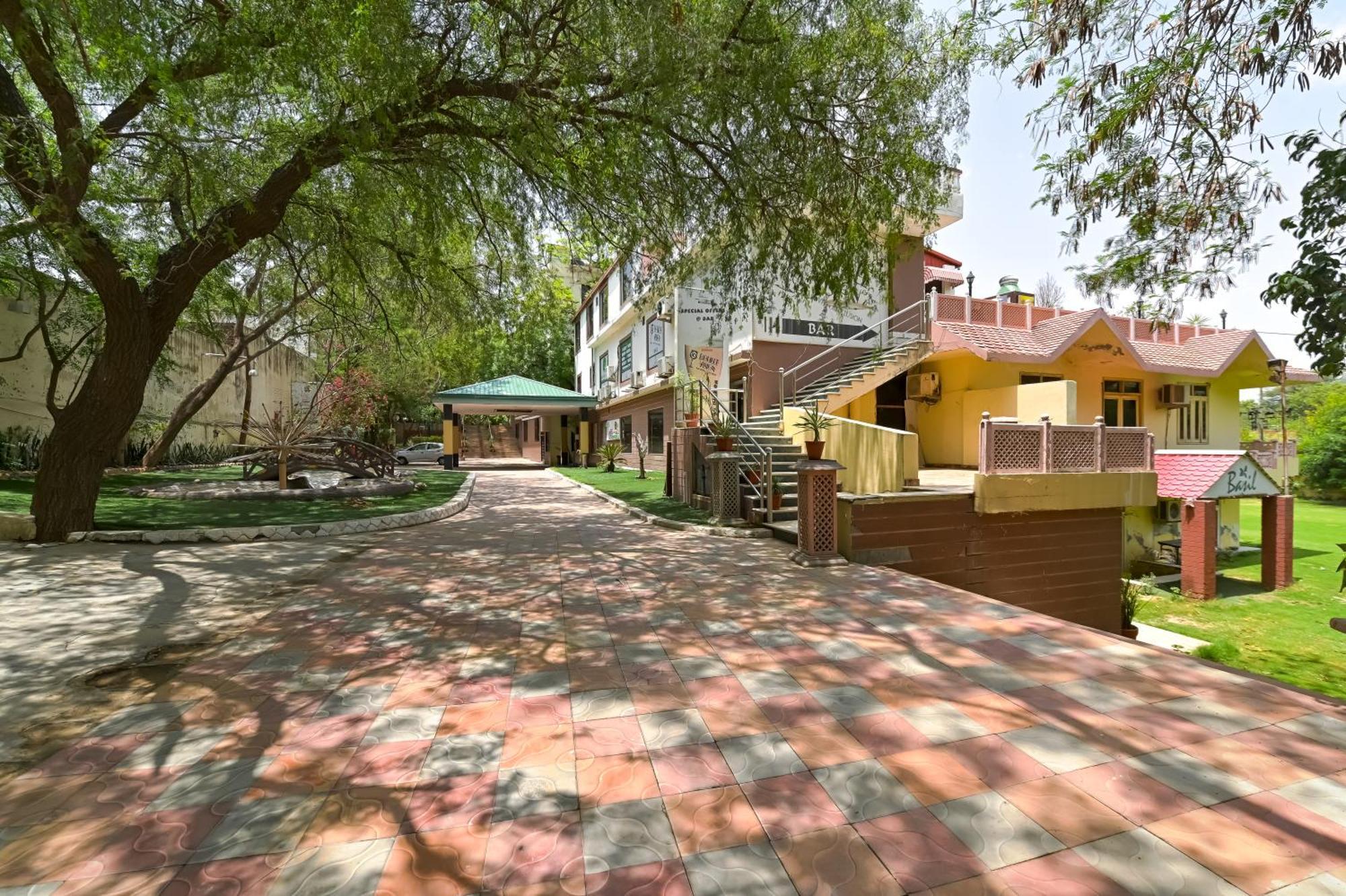 Resort The Byke Grassfield With Outdoor Pool, Shyam Nagar,