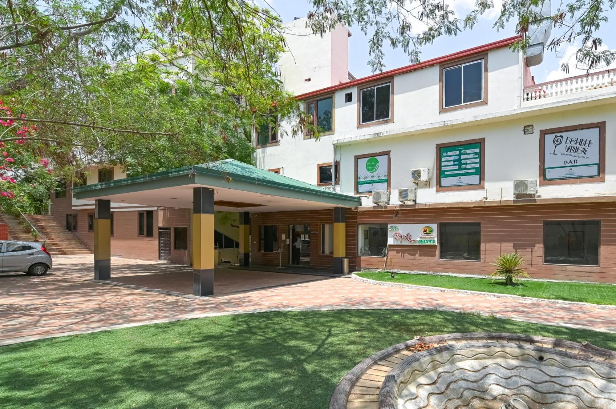 Resort The Byke Grassfield With Outdoor Pool, Shyam Nagar,