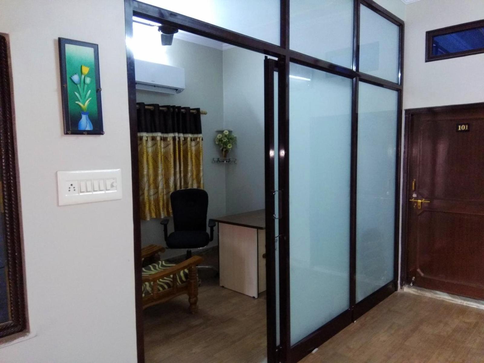 Zamarrud Palace Hotel 3*