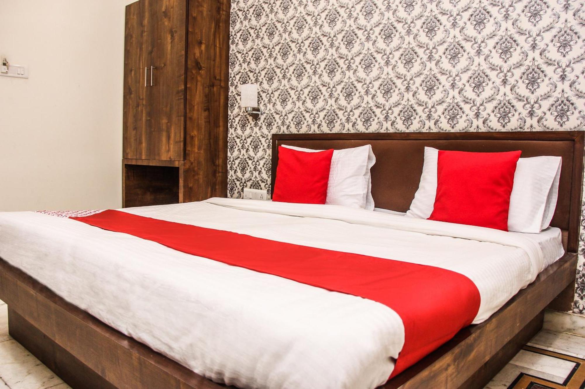 Collection O Chawla Hotel 4*