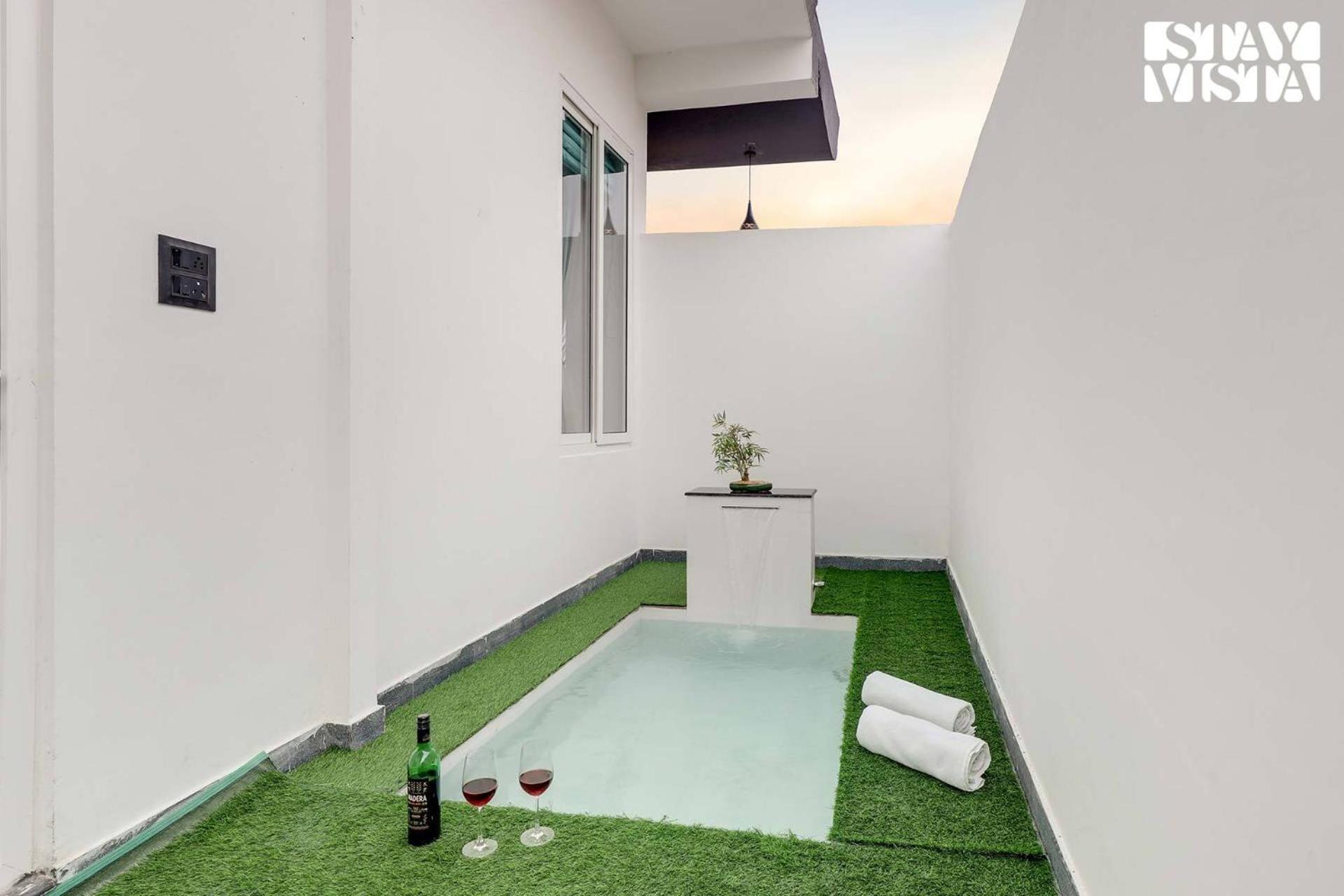 Stayvista's Kundan - Pet-friendly With Sprawling Lawn, Outdoor Pool Jaipur