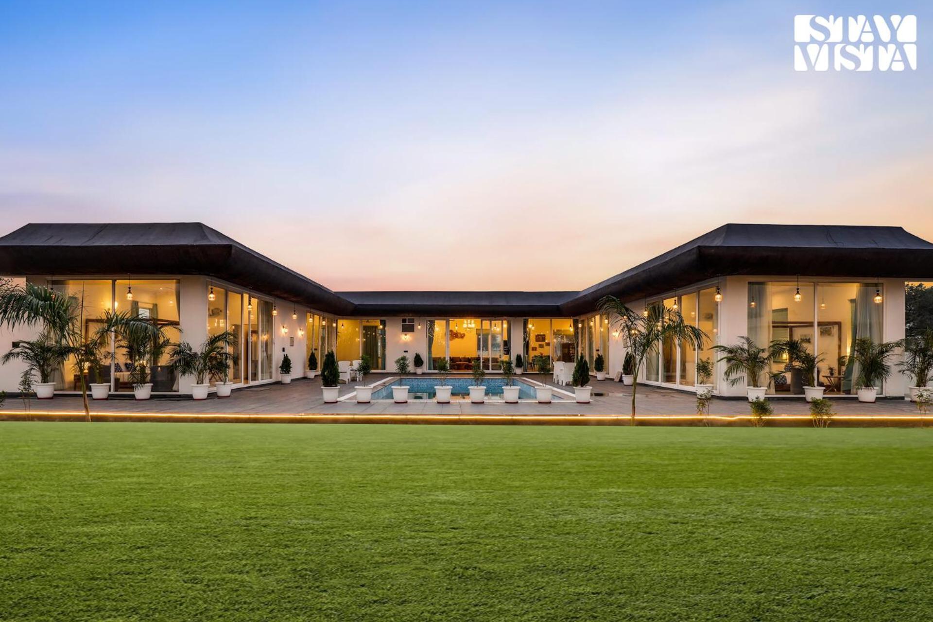 Stayvista's Kundan - Pet-friendly With Sprawling Lawn, Outdoor Pool *
