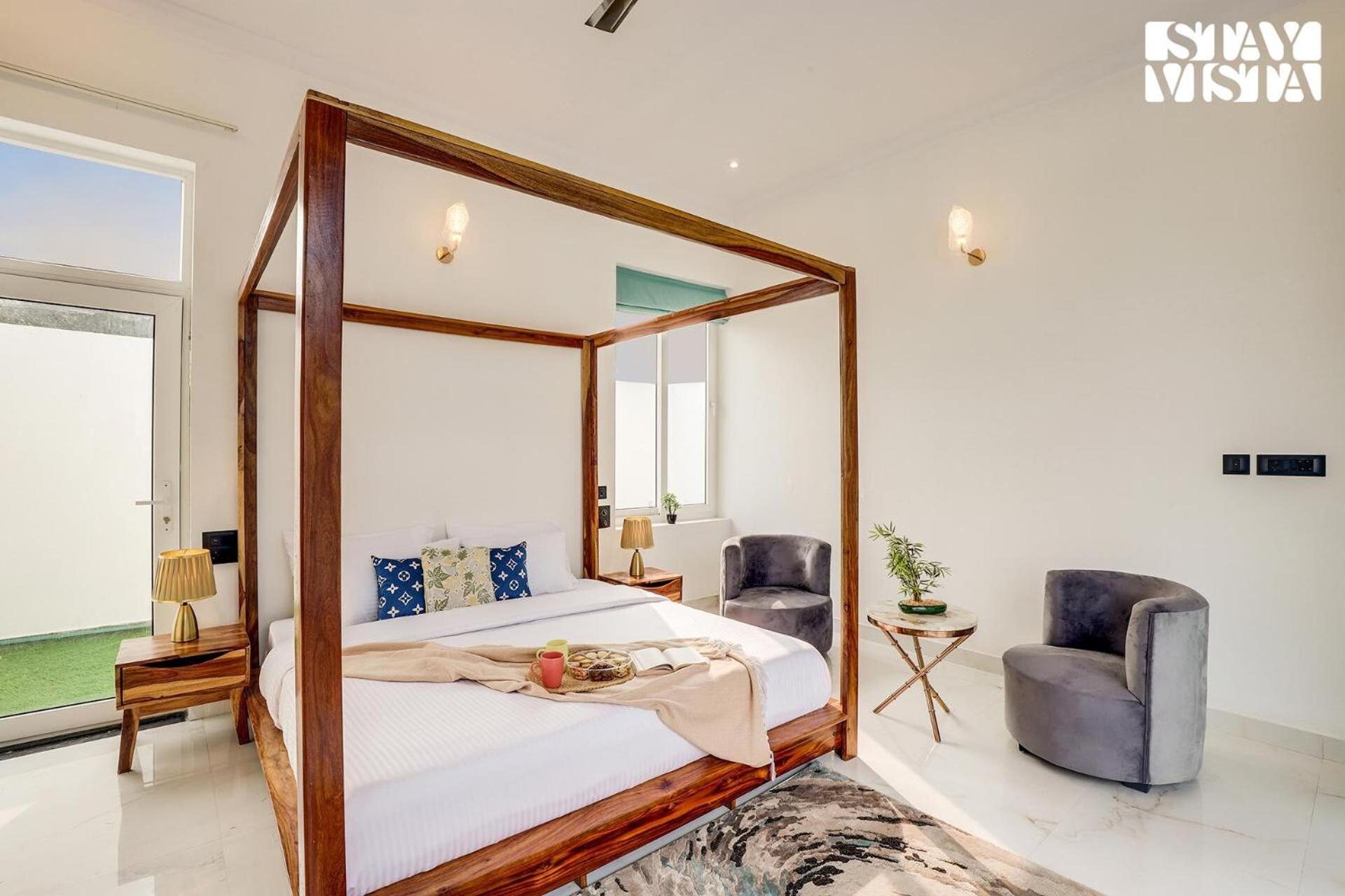 Stayvista's Kundan - Pet-friendly With Sprawling Lawn, Outdoor Pool Villa *