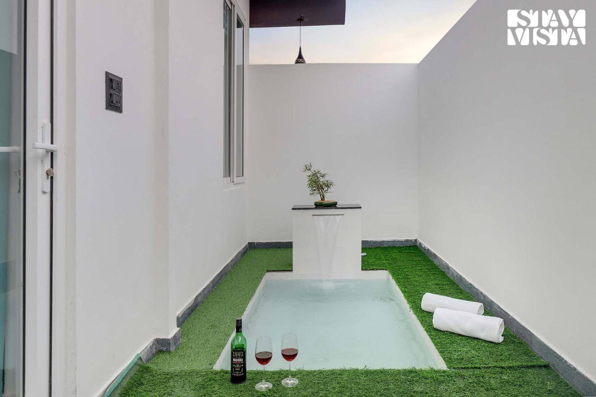 Stayvista's Kundan - Pet-friendly With Sprawling Lawn, Outdoor Pool Jaipur