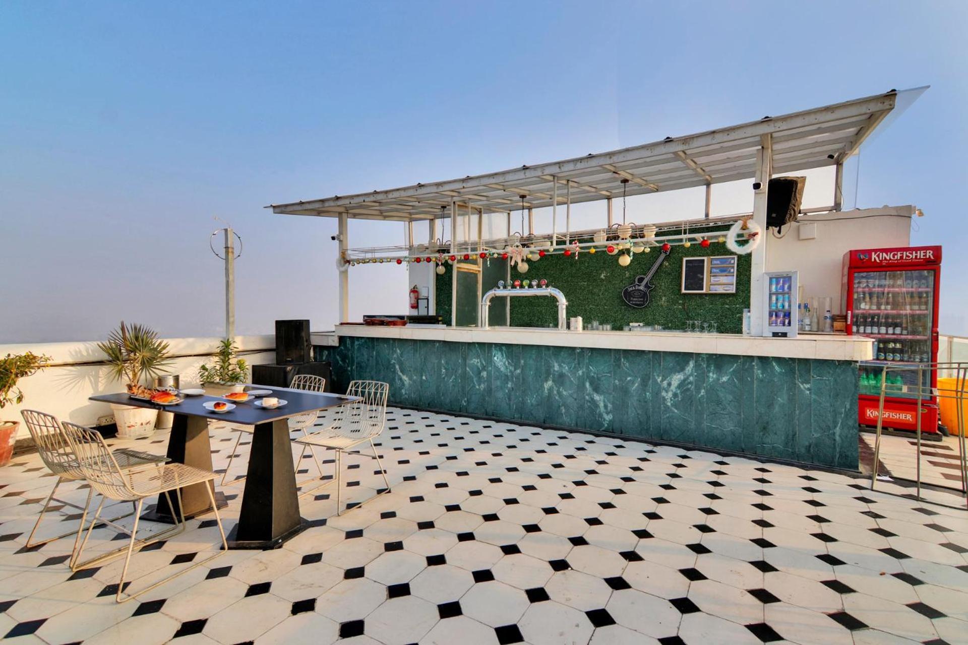 Apartment Stayvista's Skyline - Urban Oasis With Terrace, Gym & Bar