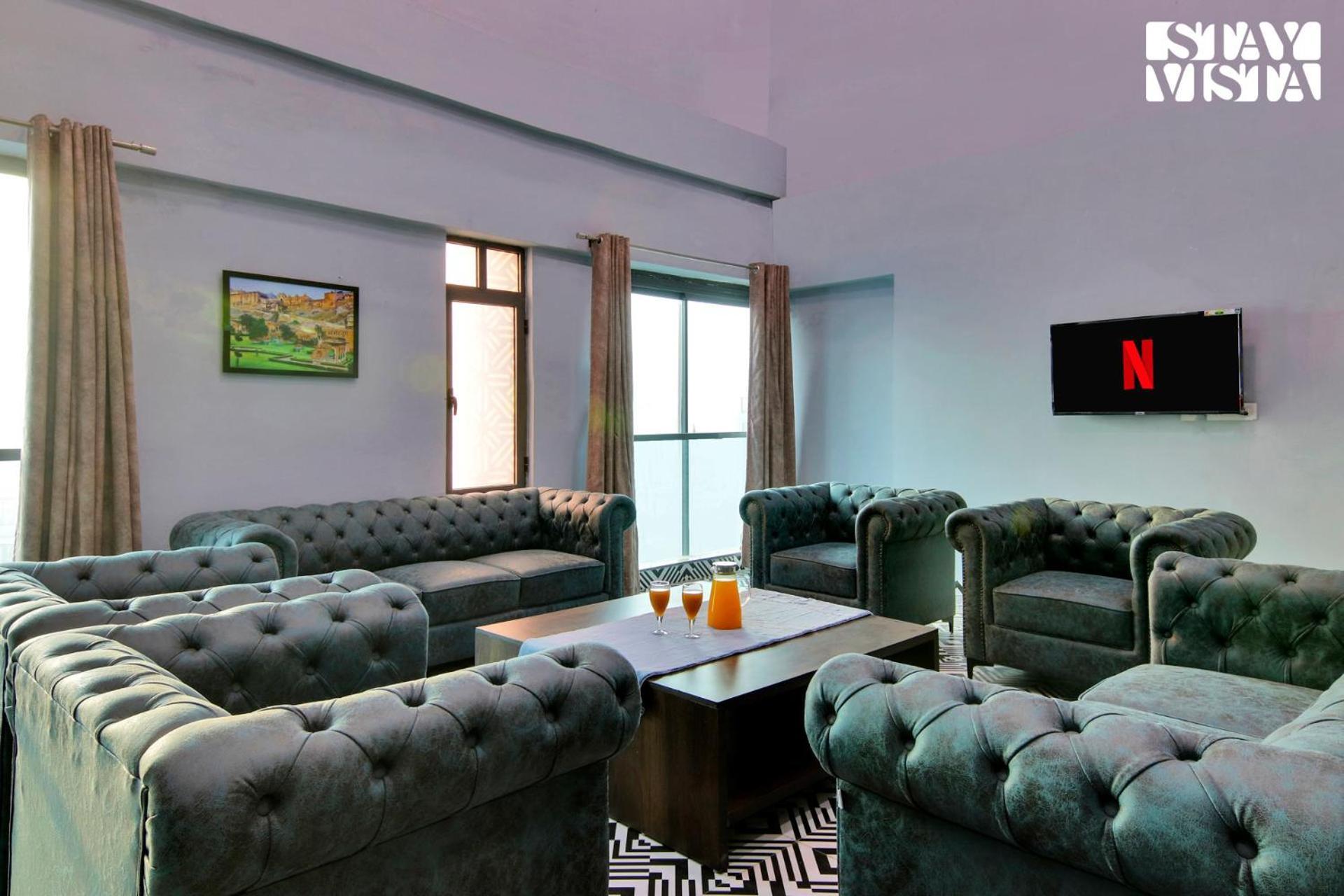 Apartment Stayvista's Skyline - Urban Oasis With Terrace, Gym & Bar