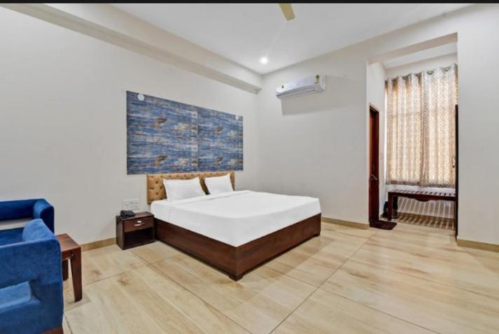 Amrapali Hotel 3*