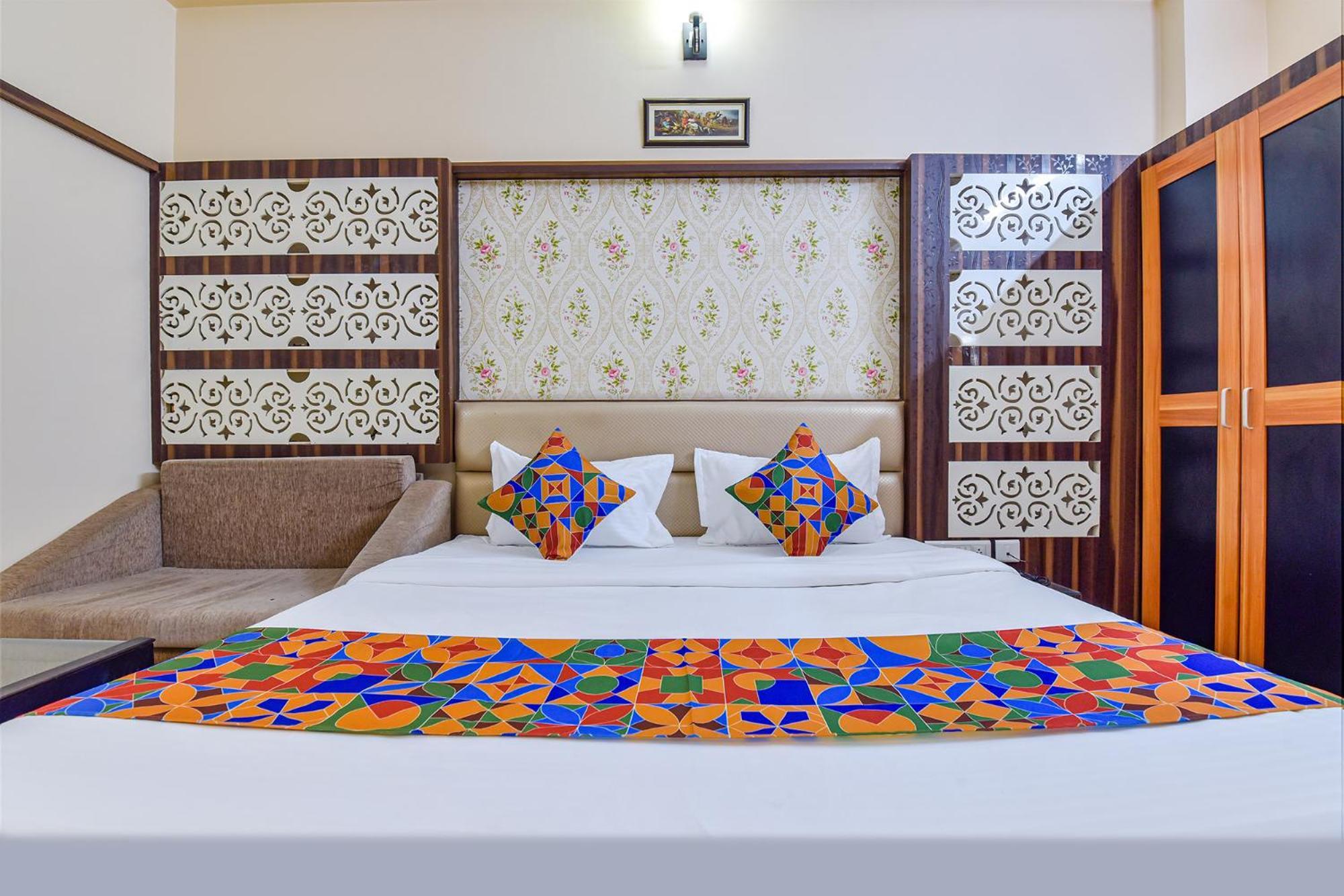 Hotel Fabhotel Aayojan