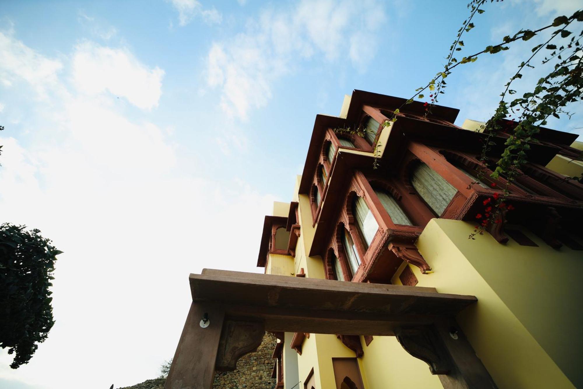 Hotel Adhbhut