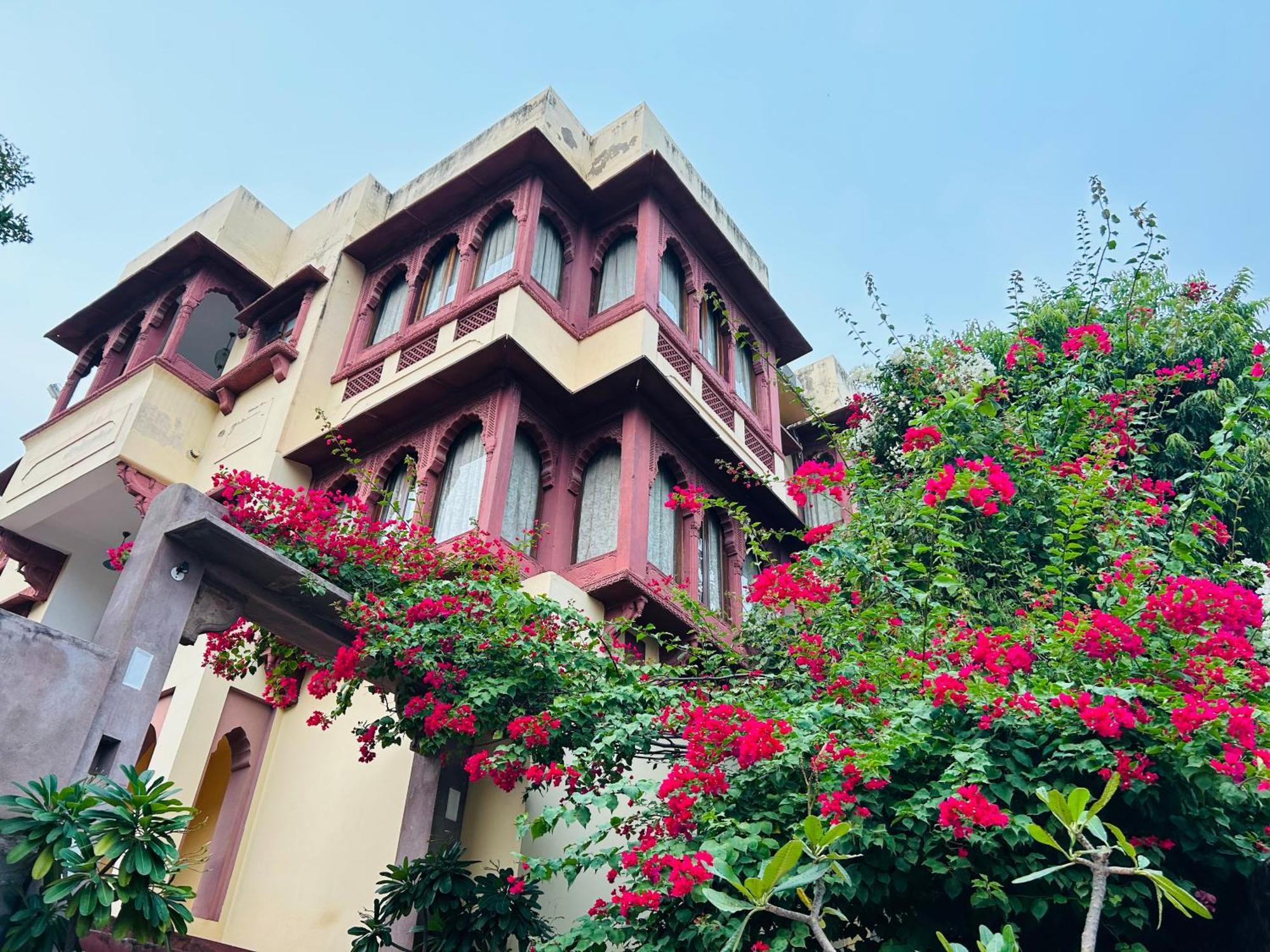 Adhbhut Hotel