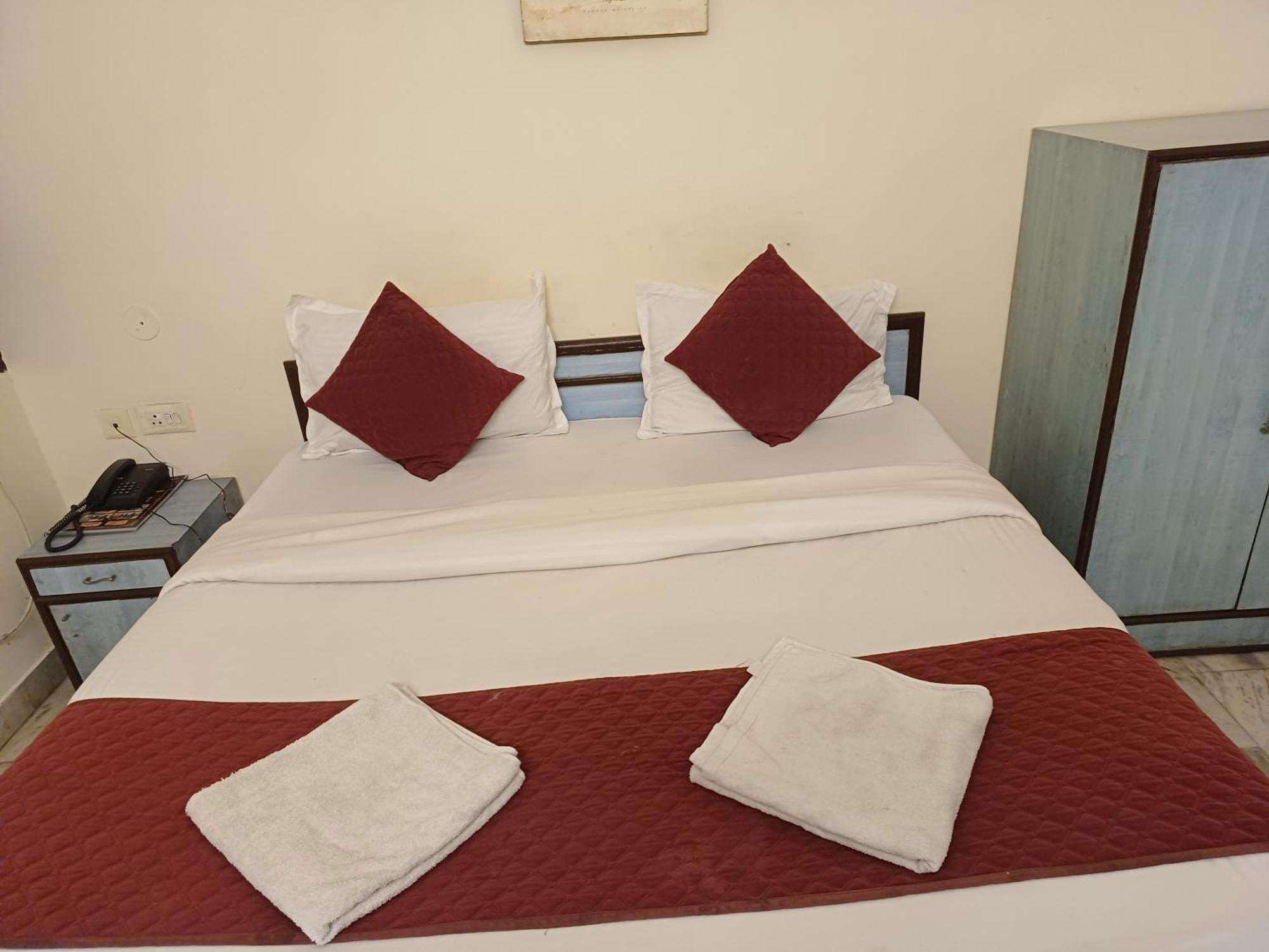 Hotel V Sindhi Camp