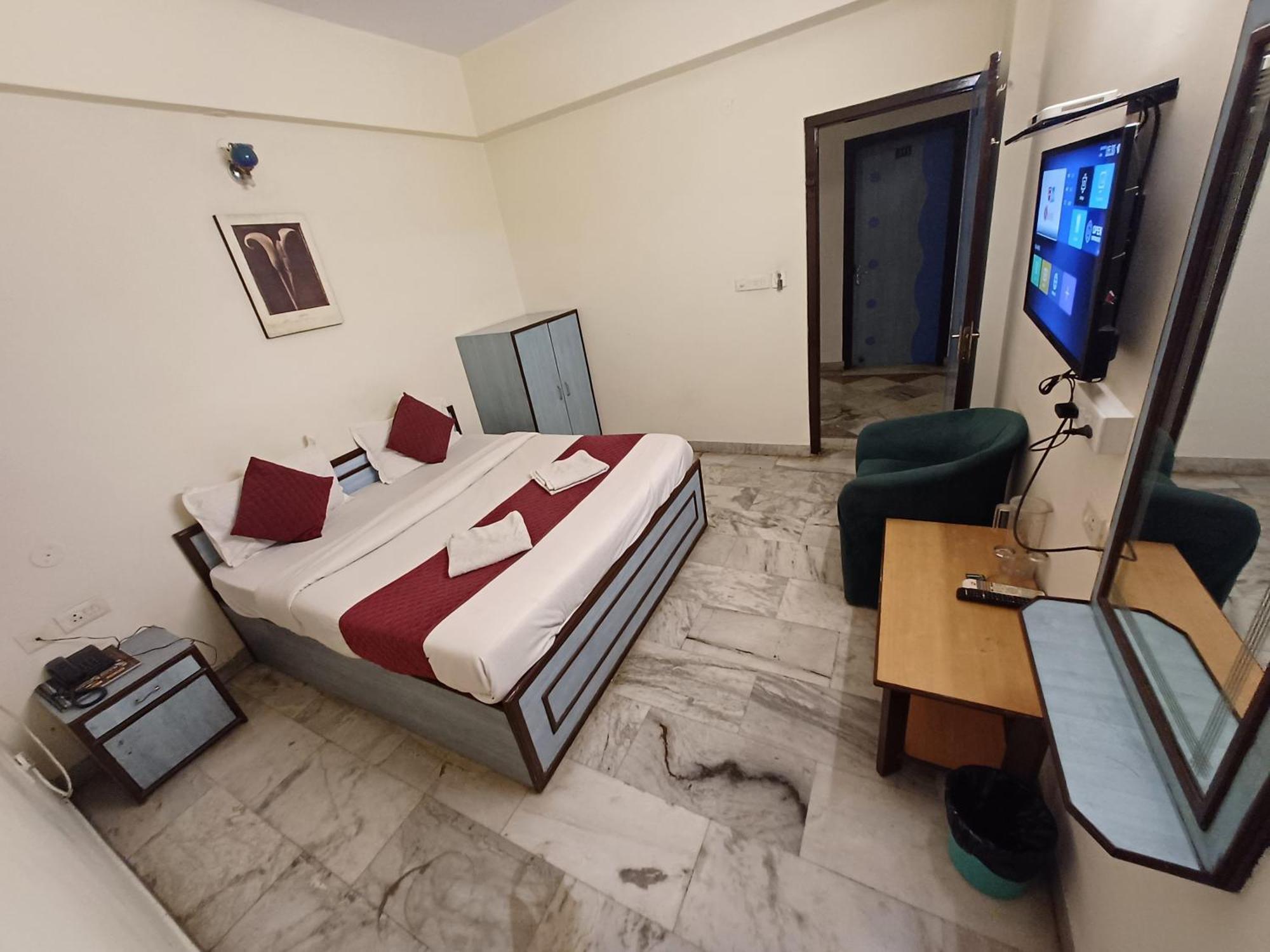 Hotel V Sindhi Camp 3*