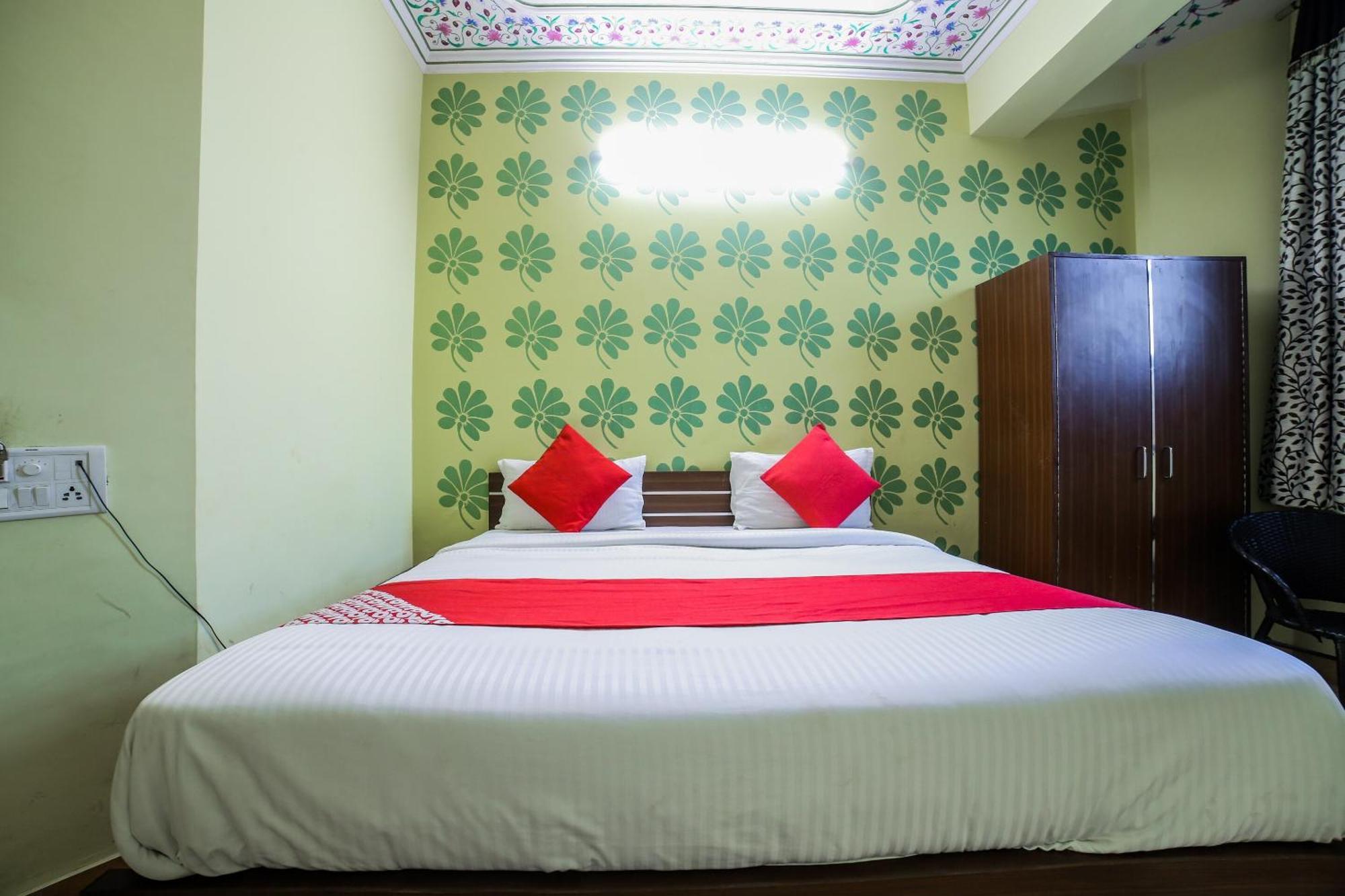 Collection O 36316 Hotel White Palace Hotel 3*