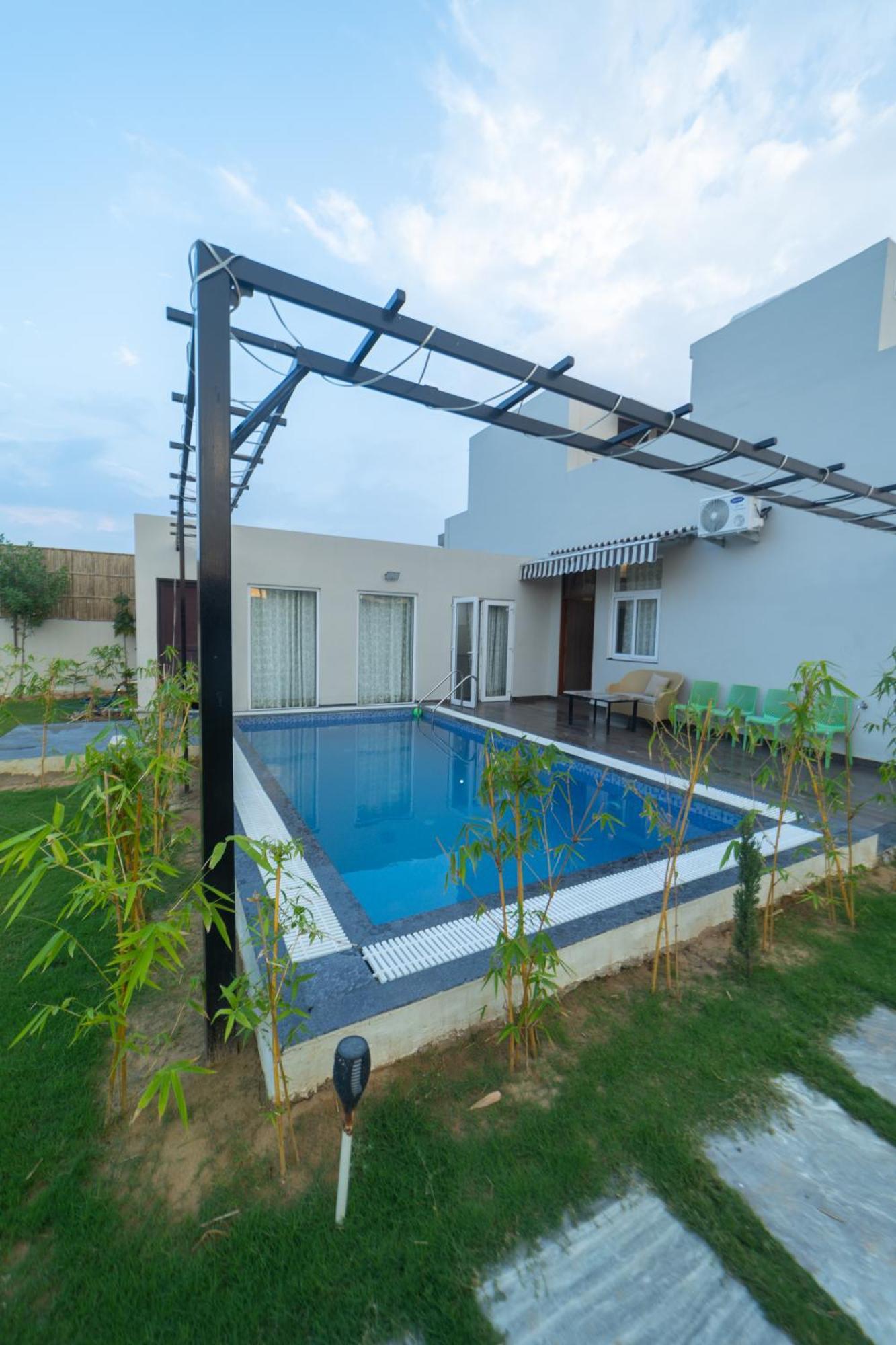 800 Yards Farmhouse Villa