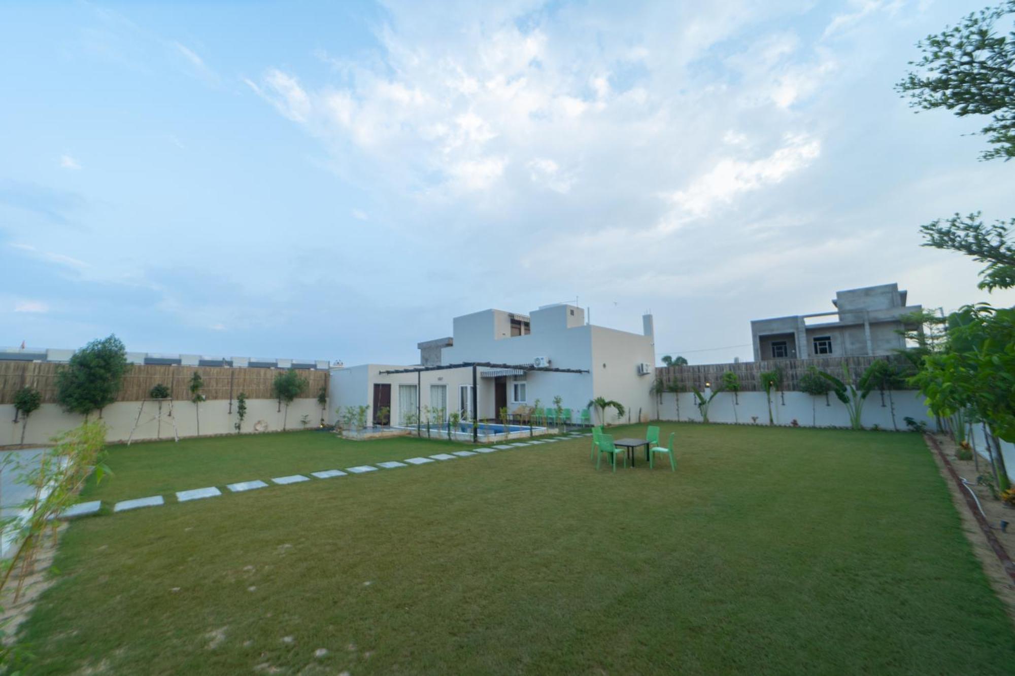 800 Yards Farmhouse Villa