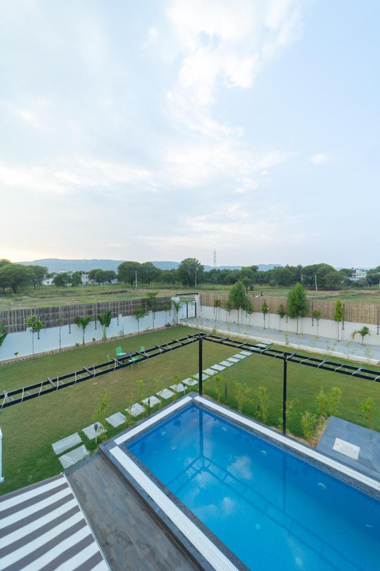 800 Yards Farmhouse Villa *