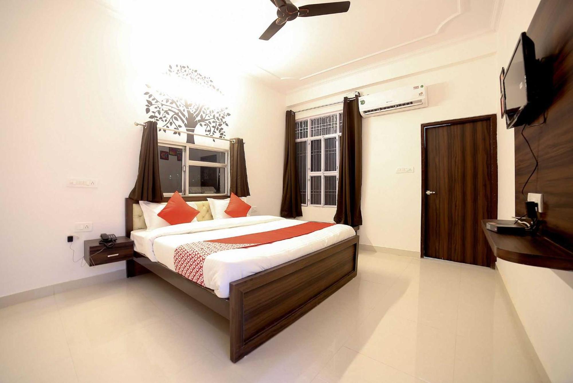 Hotel Flagship Crossroads 3*